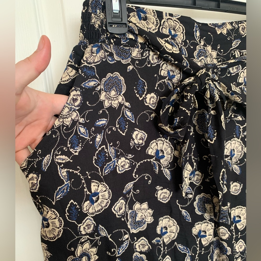 Blue Rain 100% Rayon Wide Leg Black Navy and White Floral Pant Size Medium - Picture 3 of 12